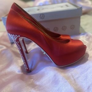 Riches Et Celebres RED KRISTA-LAWREN SATIN PLATFORM PUMPS Size 8